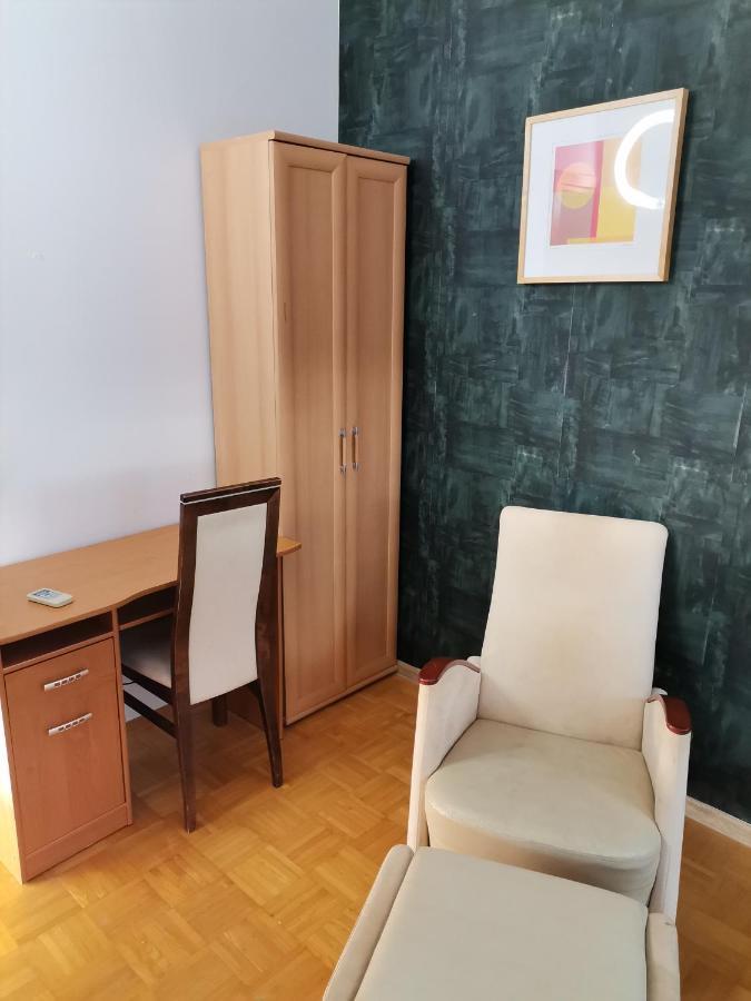 V Hostel Варшава Екстер'єр фото